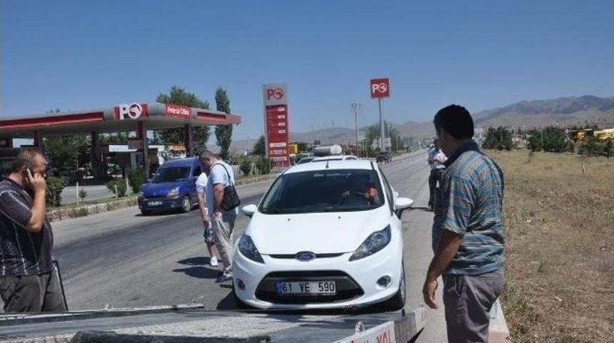 Zincirleme Kazada 3 Araç Birbirine Girdi, 2 Kişi Yaralandı