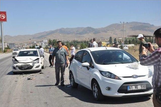 Zincirleme Kazada 3 Araç Birbirine Girdi, 2 Kişi Yaralandı