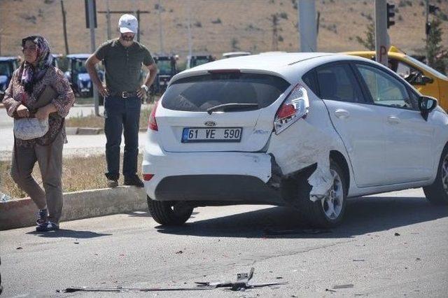 Zincirleme Kazada 3 Araç Birbirine Girdi, 2 Kişi Yaralandı