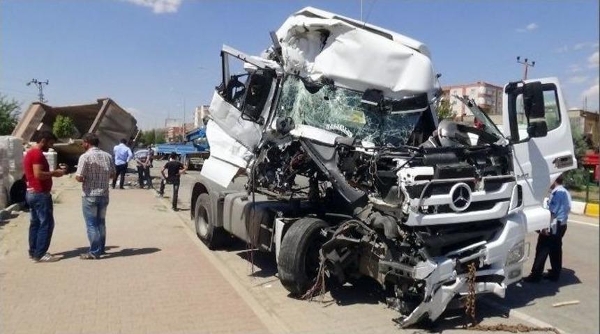 Tır İle Kamyonun Hatalı Sollamaları Kazaya Neden Oldu