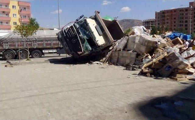 Tır İle Kamyonun Hatalı Sollamaları Kazaya Neden Oldu