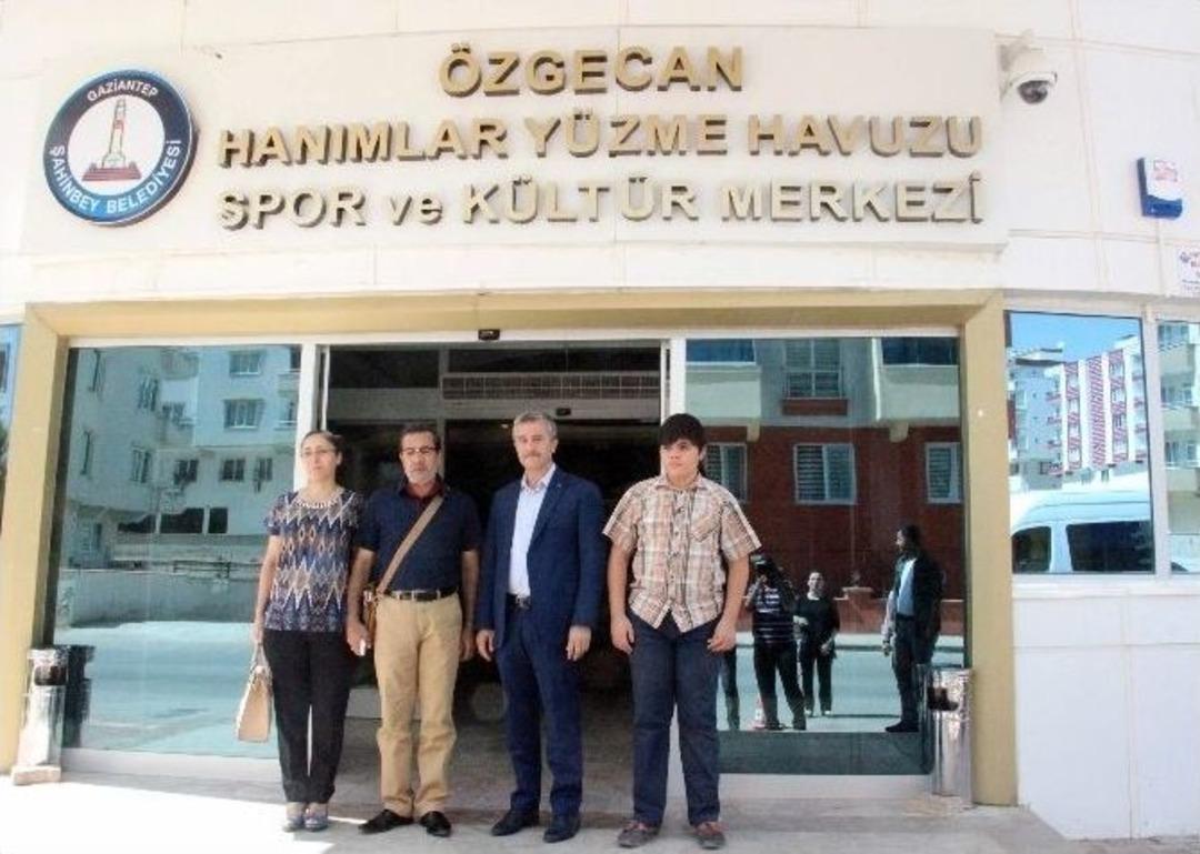 &Ouml;zgecan Adına Yapılan Tesisi Gezen Anne Ve Baba Duygulu Anlar Yaşadı