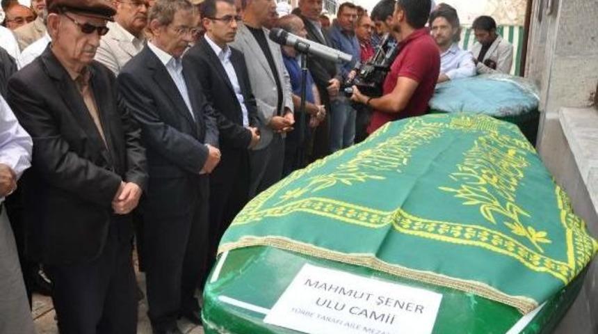 Abd&uuml;llatif Şener'in Kardeşinin Cenaze T&ouml;renine Katıldı