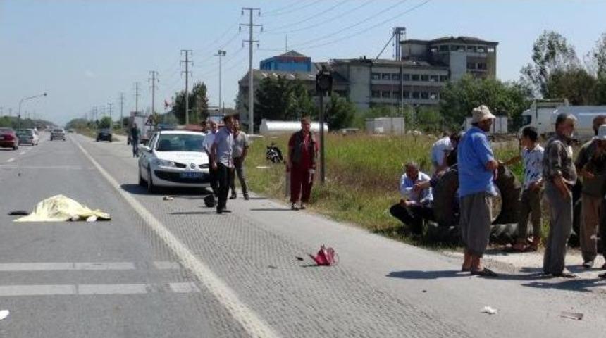 Otomobilin &Ccedil;arptığı 70 Yaşınaki Motosikletli &Ouml;ld&uuml;