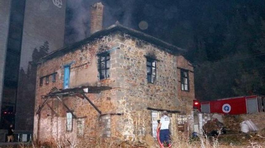 Yangında Develer Kurtarıldı, K&ouml;pek Ve Kediler Telef Oldu