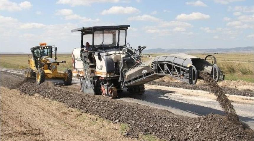 B&uuml;y&uuml;kşehir İl&ccedil;e Kırsalında Yolları İyileştiriyor