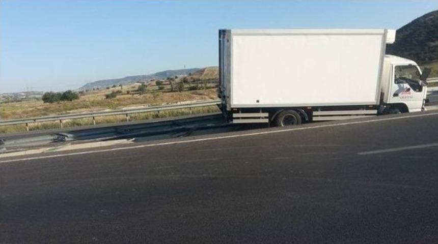 Kamyonet Ref&uuml;je &Ccedil;arptı: 1 Yaralı