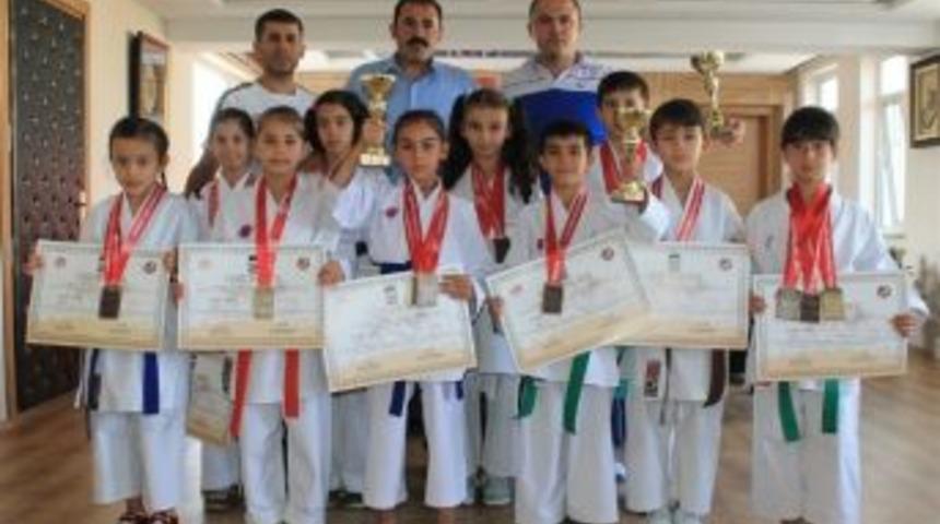 Karaman Karate Takımı Madalyalarla D&ouml;nd&uuml;