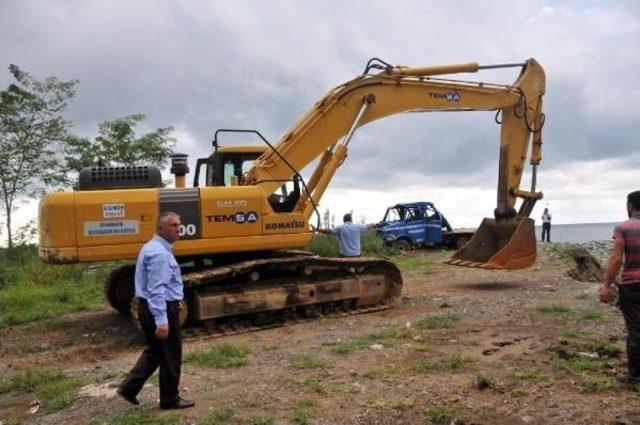 Hopa’Da Sular Çekildi, Çamur Ve Balçıkla Mücadele Sürüyor (4)