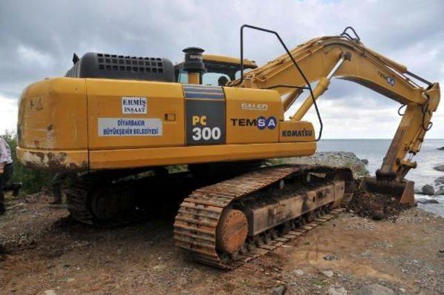 Hopa’Da Sular Çekildi, Çamur Ve Balçıkla Mücadele Sürüyor (4)