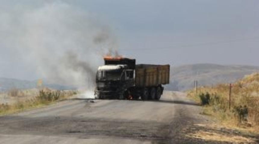 Pkk&rsquo;lılar Tend&uuml;rek&rsquo;te 3 Ara&ccedil; Yaktı