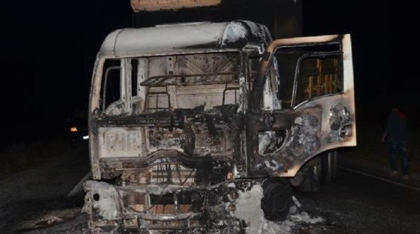 Pkk Tend&uuml;rek Dağı&rsquo;Nda 3 Ara&ccedil; Yaktı