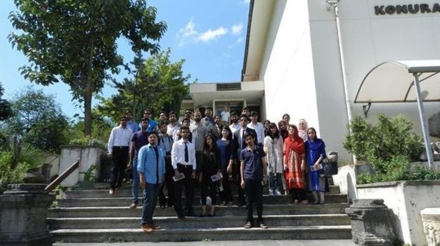 Pakistan İle Bağlar G&uuml;&ccedil;leniyor