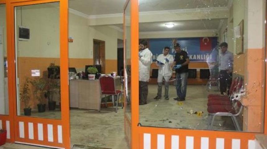 Ak Parti İl&ccedil;e Başkanlığı'na Bombalı Saldırı