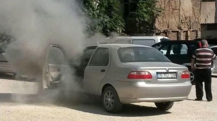 Otoparkta Alev Alan Otomobil Paniğe Sebep Oldu