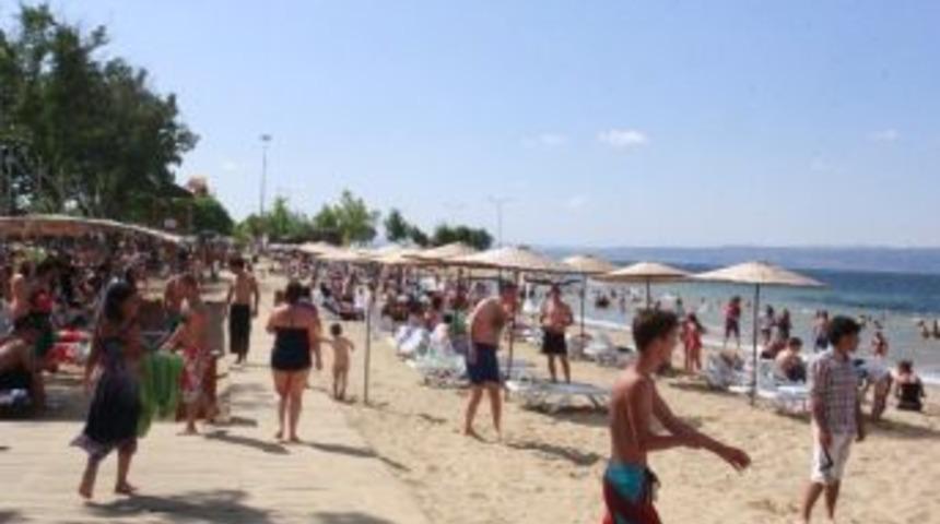 K&ouml;rfez Plajlarında Havlu Sermeye Yer Kalmadı