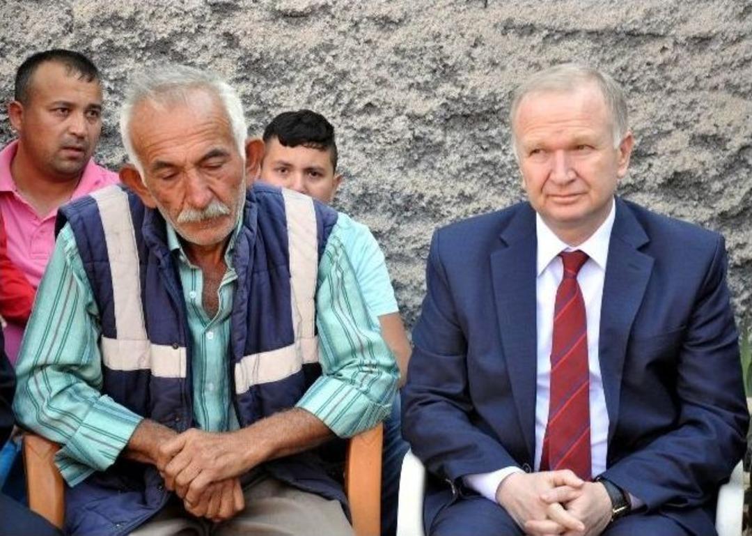 Vali Ceylan Şehit Ailesini Ziyaret Etti