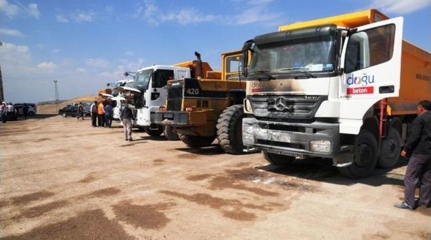 Van’da Bir Şantiyede 6 Kamyon Ve 2 Pikap Yakıldı