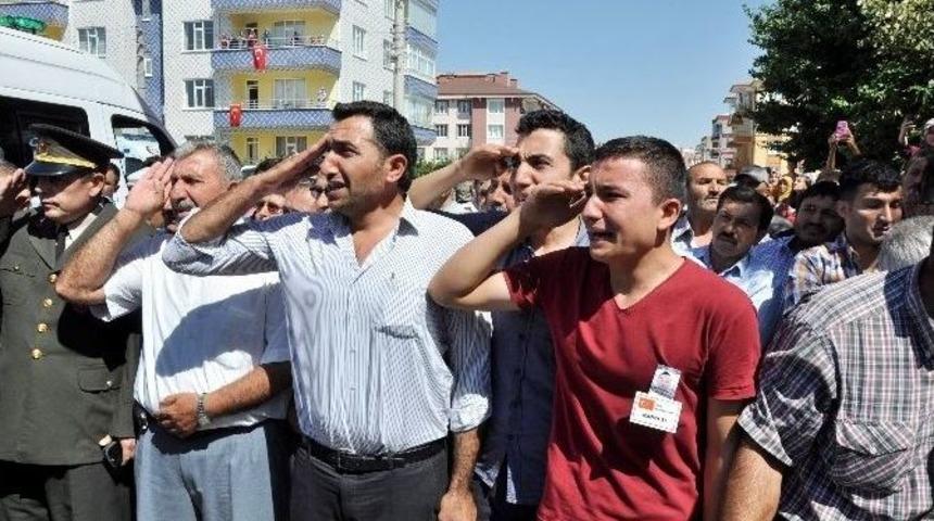 Şehidi Kardeşleri Baba Ocağında Asker Selamıyla Karşıladı