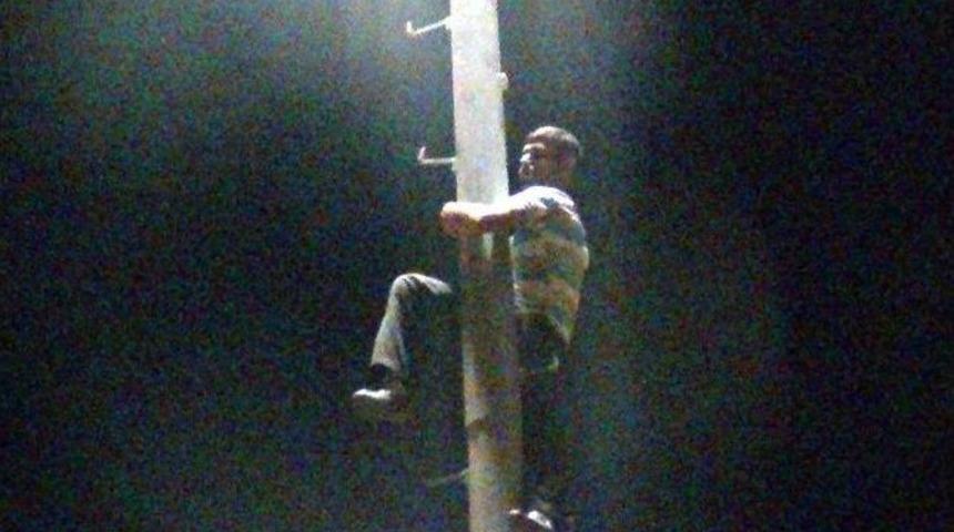 İşsiz Gen&ccedil; Elektrik Direğine &Ccedil;ıkarak İntihar Etmek İstedi