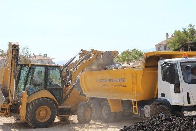 Elazığ’da Yaşlı Çiftin Ev Ve Bahçesinden 2 Kamyon Çöp Çıktı