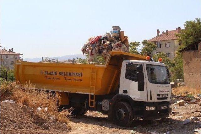 Elazığ’da Yaşlı Çiftin Ev Ve Bahçesinden 2 Kamyon Çöp Çıktı