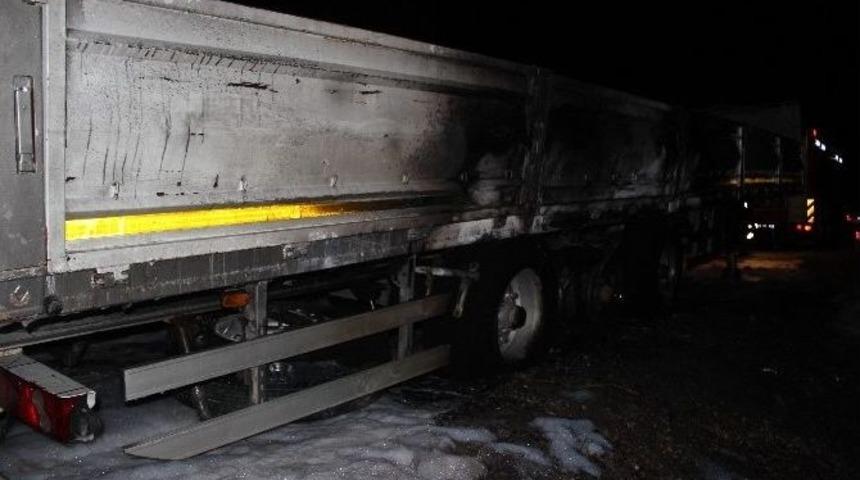 Maden Y&uuml;kl&uuml; Tırın Dorsesi Yandı