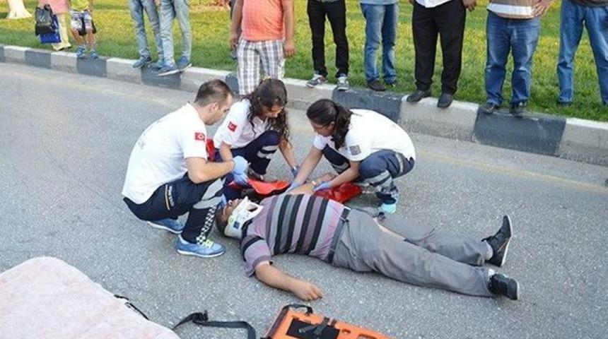 Yolun Karşısına Ge&ccedil;mek İsteyen Yaşlı Adama Otomobil &Ccedil;arptı