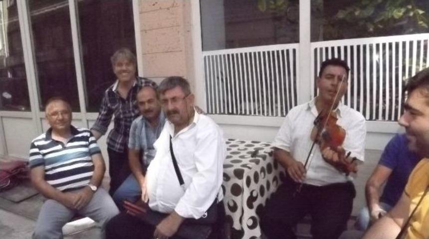 Sokakta M&uuml;zik Ziyafeti Vardı