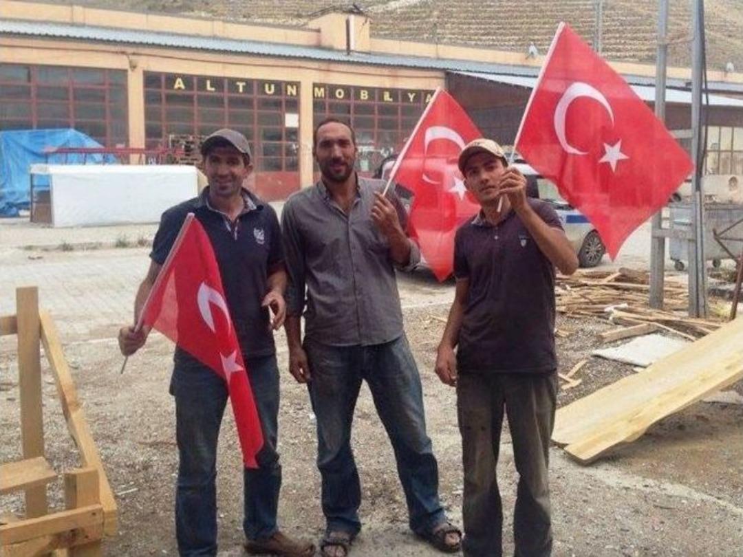 Bayburt Belediyesi&rsquo;nden Bayrak Dağıtımı