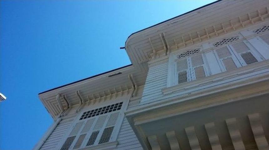 M&uuml;tareke Evi Restorasyonun &Uuml;zerinden Bir Yıl Ge&ccedil;meden D&ouml;k&uuml;lmeye Başladı