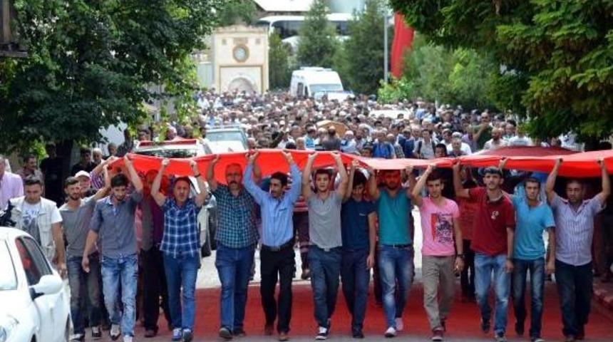 Ter&ouml;ristlerin A&ccedil;tığı Ateş Sonucu &Ouml;len Kadın Toprağa Verildi