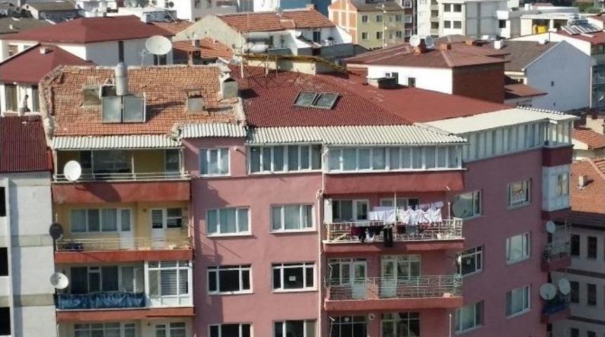 Apartman &Ccedil;atısında Kopan G&uuml;neş Enerjisi Panelleri Faciaya Davetiye &Ccedil;ıkıyor