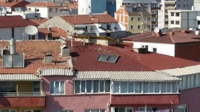 Apartman Çatısında Kopan Güneş Enerjisi Panelleri Faciaya Davetiye Çıkıyor