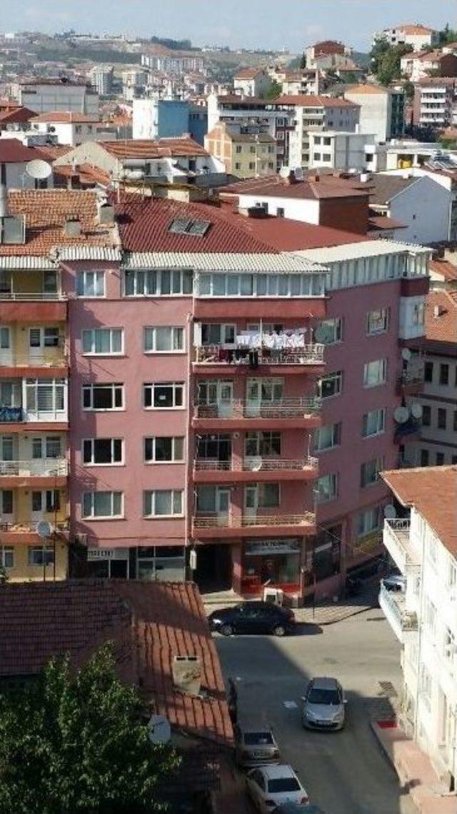 Apartman Çatısında Kopan Güneş Enerjisi Panelleri Faciaya Davetiye Çıkıyor