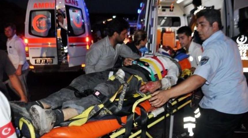 Minib&uuml;s Ile Otomobil &Ccedil;arpıştı: 6 Yaralı