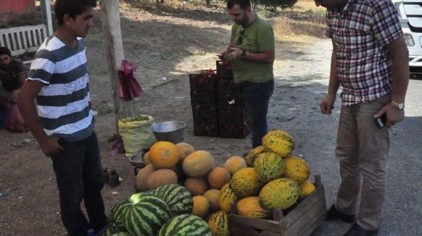 Bitlis’in Yol Kenarı Manavları Müşteri Bekliyor