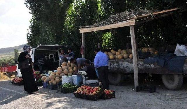 Bitlis’in Yol Kenarı Manavları Müşteri Bekliyor