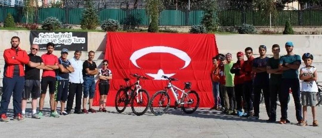 Erzurumlu Gen&ccedil; Bisiklet&ccedil;iler Şehitler İ&ccedil;in Pedal &Ccedil;evirdiler