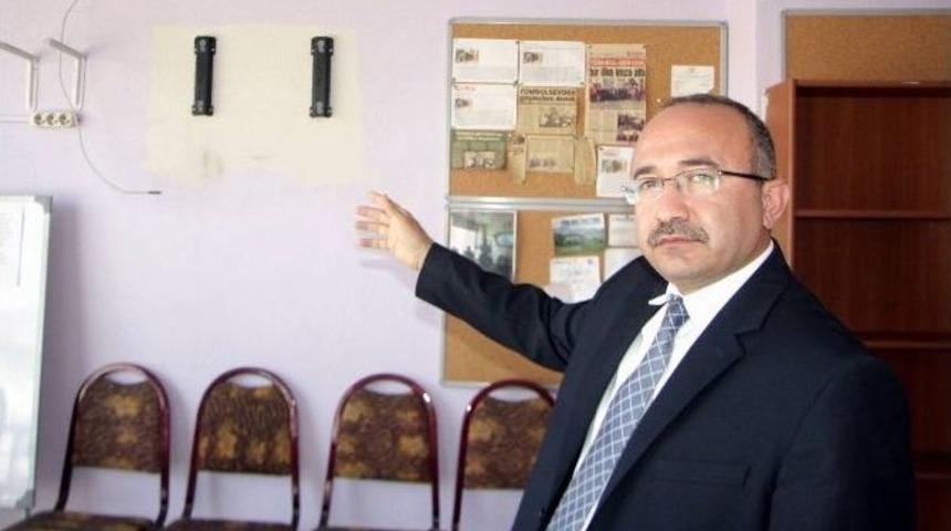 Derneği Soyan Hırsızlar G&uuml;venlik Kamerasına Yakalandı