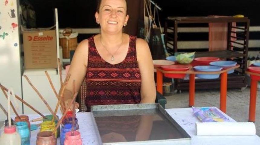 Turistlere Ebru Sanatını &Ouml;ğretiyor