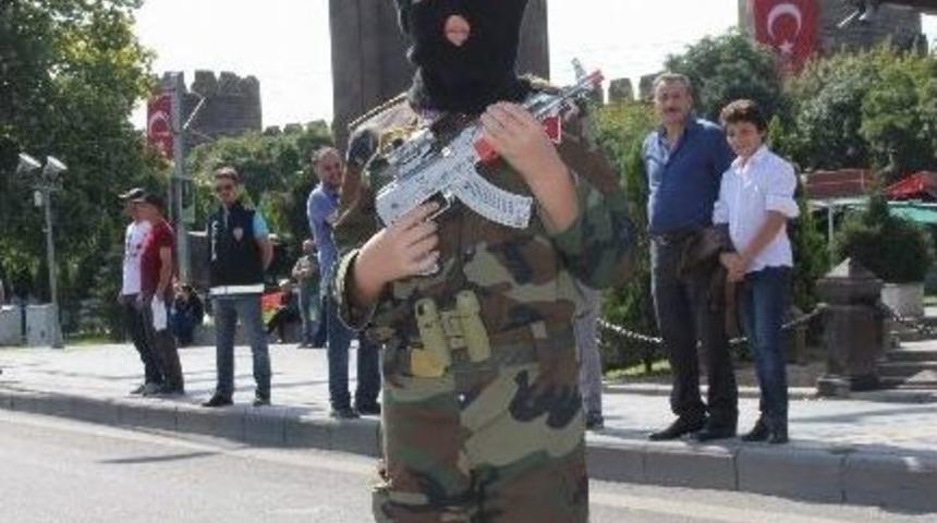 Kar Maskeli 8 Yaşındaki Kerem T&ouml;rende Dikkat &Ccedil;ekti