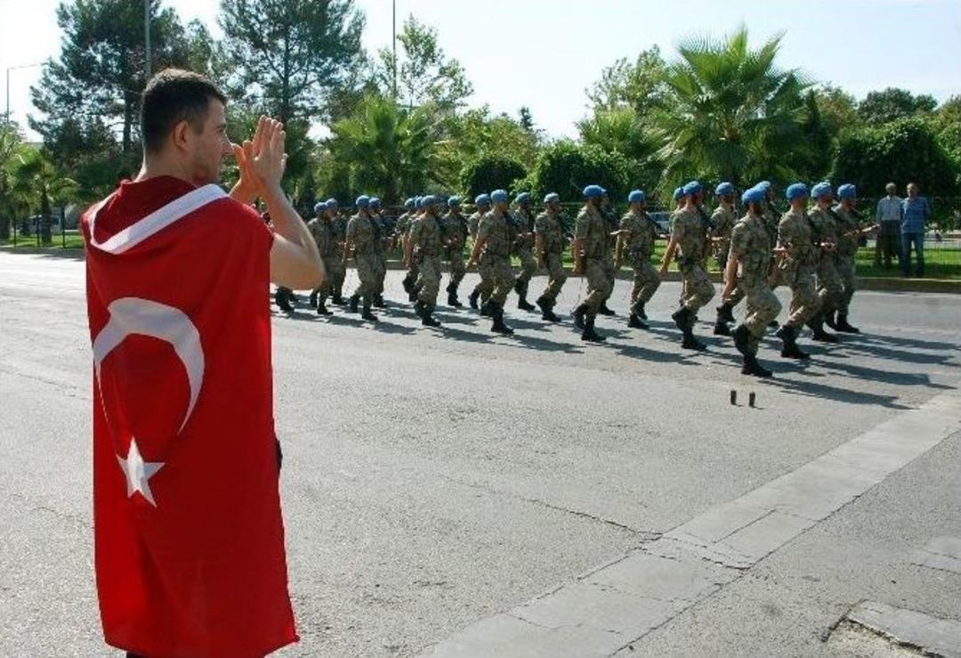 Vatandaşlar, Askerleri Alkışladı &Ouml;vg&uuml; Dolu S&ouml;zler Yağdırdı
