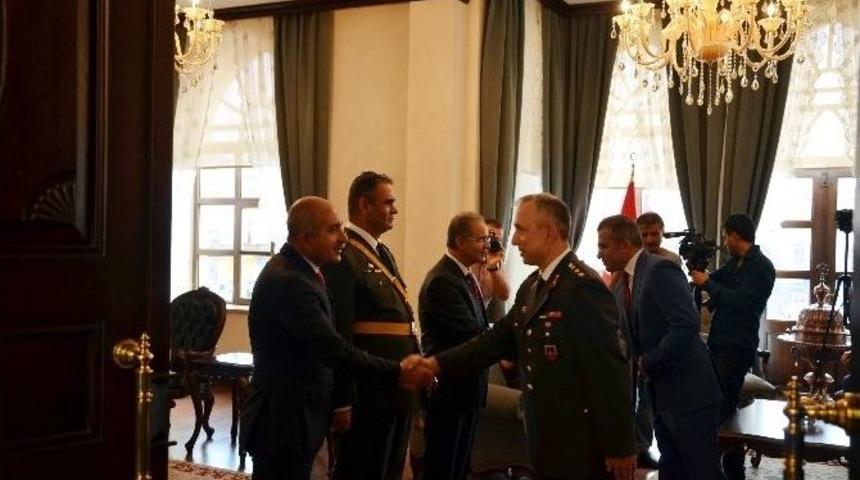 Vali Tapsız, Tebrikleri Kabul Etti