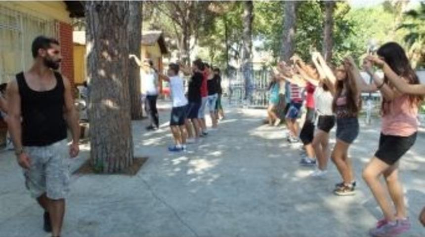 Burhaniye&rsquo;de Folklorculara Tatil Yok