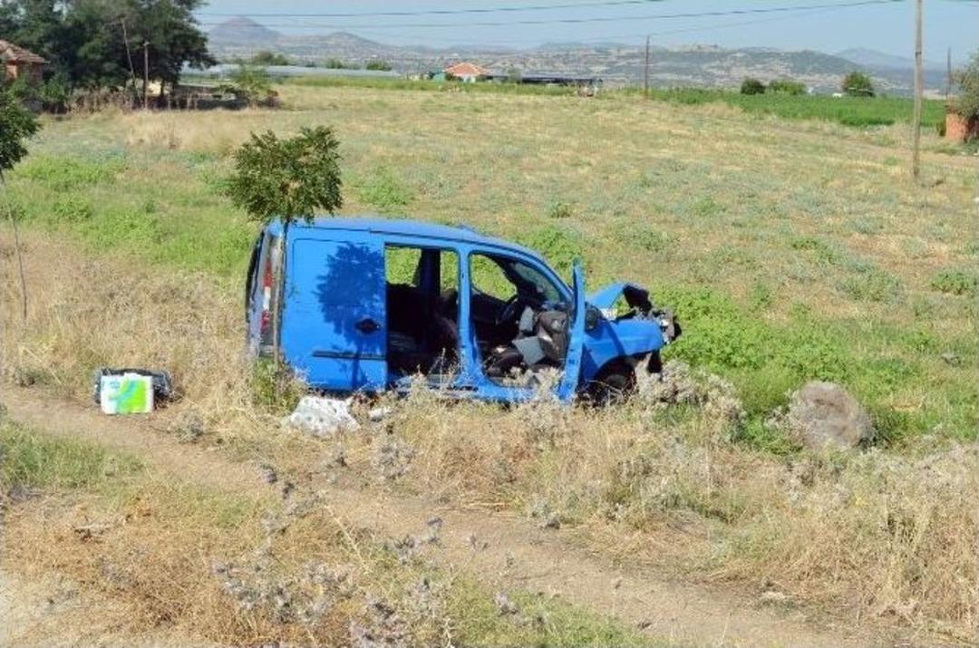 Otomobil Tarlaya U&ccedil;tu: 1 &Ouml;l&uuml;, 3 Yaralı