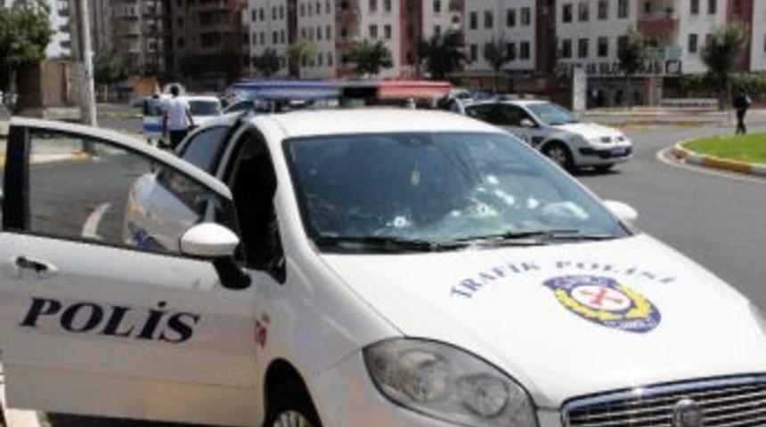Diyarbakır&rsquo;da Trafik Polisi Aracına Uzun Namlulu Silahlarla Saldırı