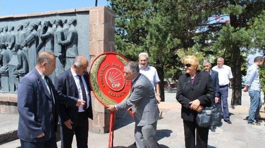 Chp Erzurum İl Başkanlığı Atat&uuml;rk Anıtına &Ccedil;elenk Sundu