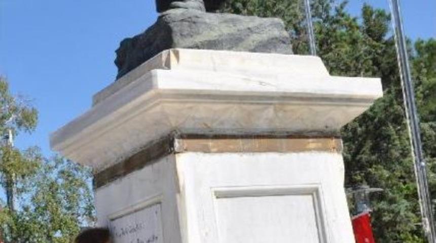 Atat&uuml;rk Anıtı Kaidesini &Ouml;p&uuml;p Dua Etti