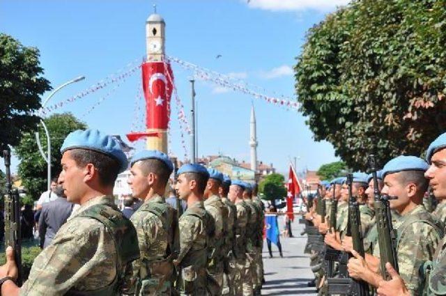 Atatürk Anıtı Kaidesini Öpüp Dua Etti